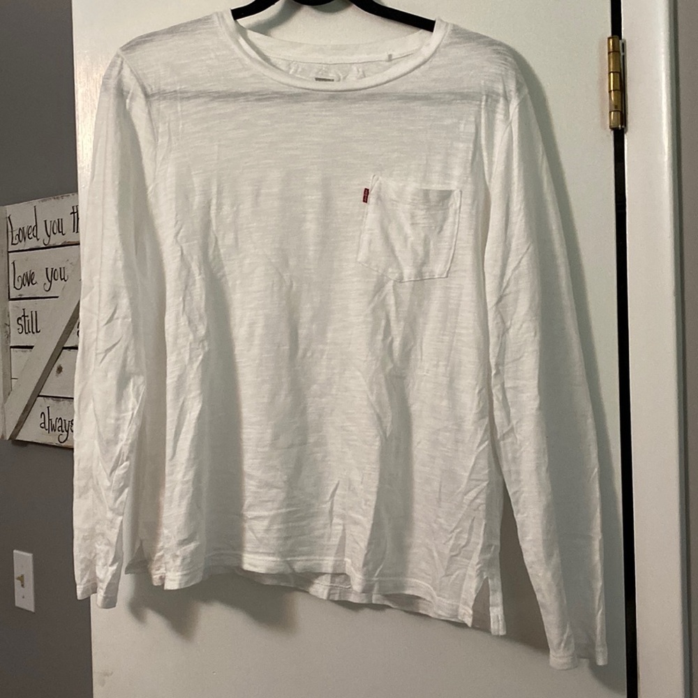 Levi’s Long sleeve layering pocket.  Tee size excellent like new condition Large